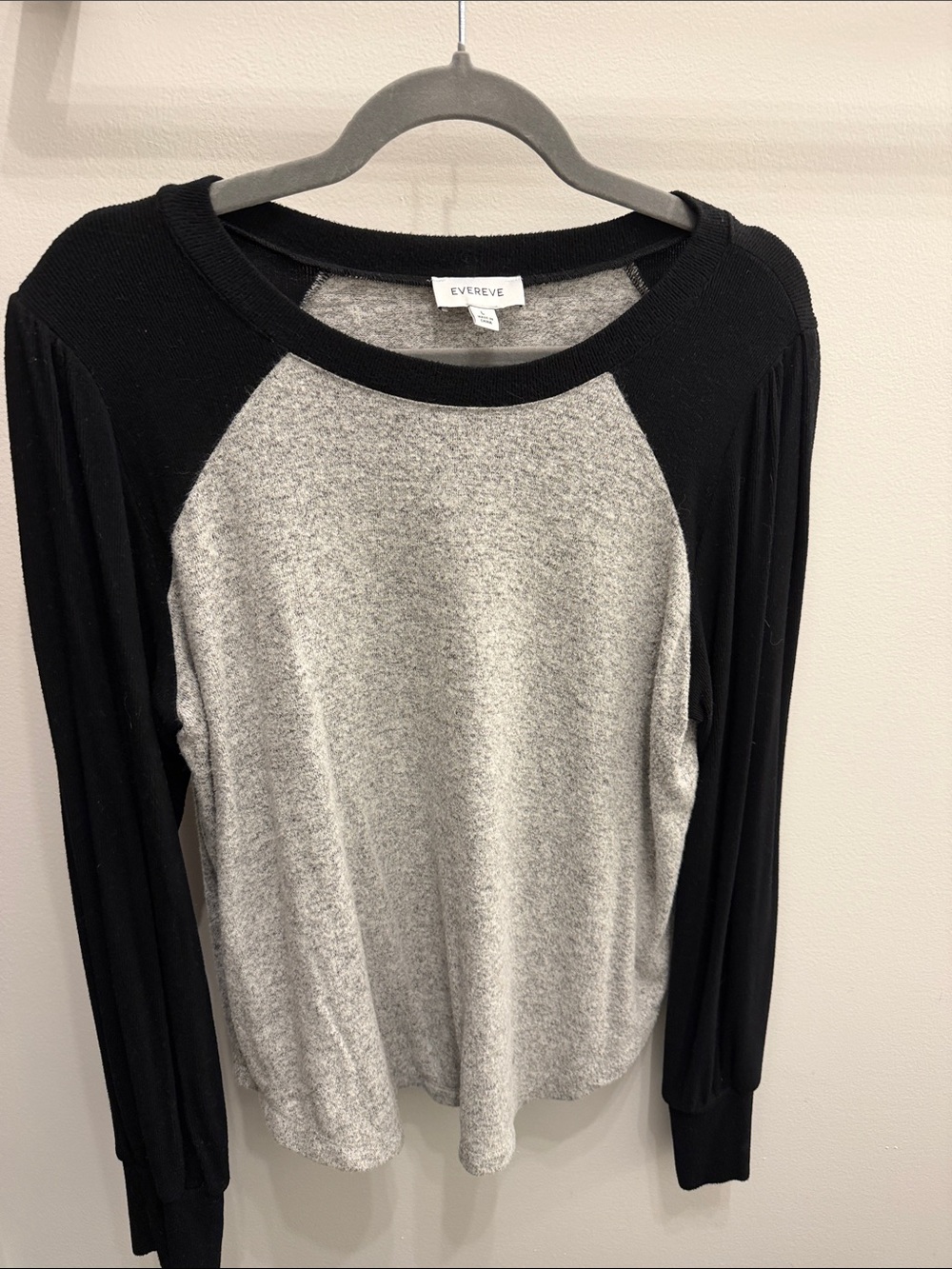 Evereve Black & Gray Raglan Pullover Top